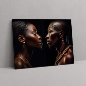 Vue rapprochée d’un tableau couple africain avec un cadre en bois de qualité, parfait pour une décoration intérieure élégante.
