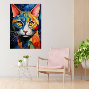 Tableau chat abstrait multicolore accroché au mur d’un salon moderne avec chaise et plantes.